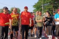 Pramono Anung didampingi Cak Lontong saat CFD di Jalan Sudirman, Minggu 15 September 2024.