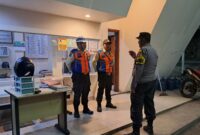 Aiptu Rasdin Bhabinkamtibmas Polsek Pulau Panggung saat Menggelar Patroli di PT PGE Ulu Belu. Foto : AsrulAriski/Media Prioritastv.com. 