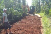 Perbaikan Jalan Petay Kayu, Ulu Belu, Tanggamus secara Swadaya.