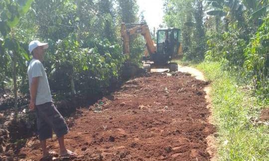 Perbaikan Jalan Petay Kayu, Ulu Belu, Tanggamus secara Swadaya.