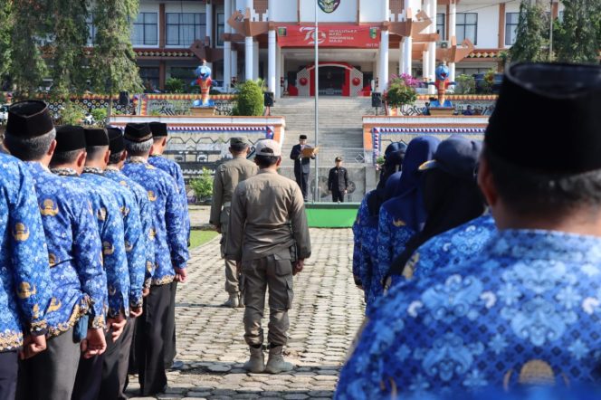 
 Pj Bupati Tanggamus Mulyadi Irsan saat memimpin upacara Kesaktian Pancasila di Lapangan Pemkab setempat, Selasa 1 Oktober 2024.