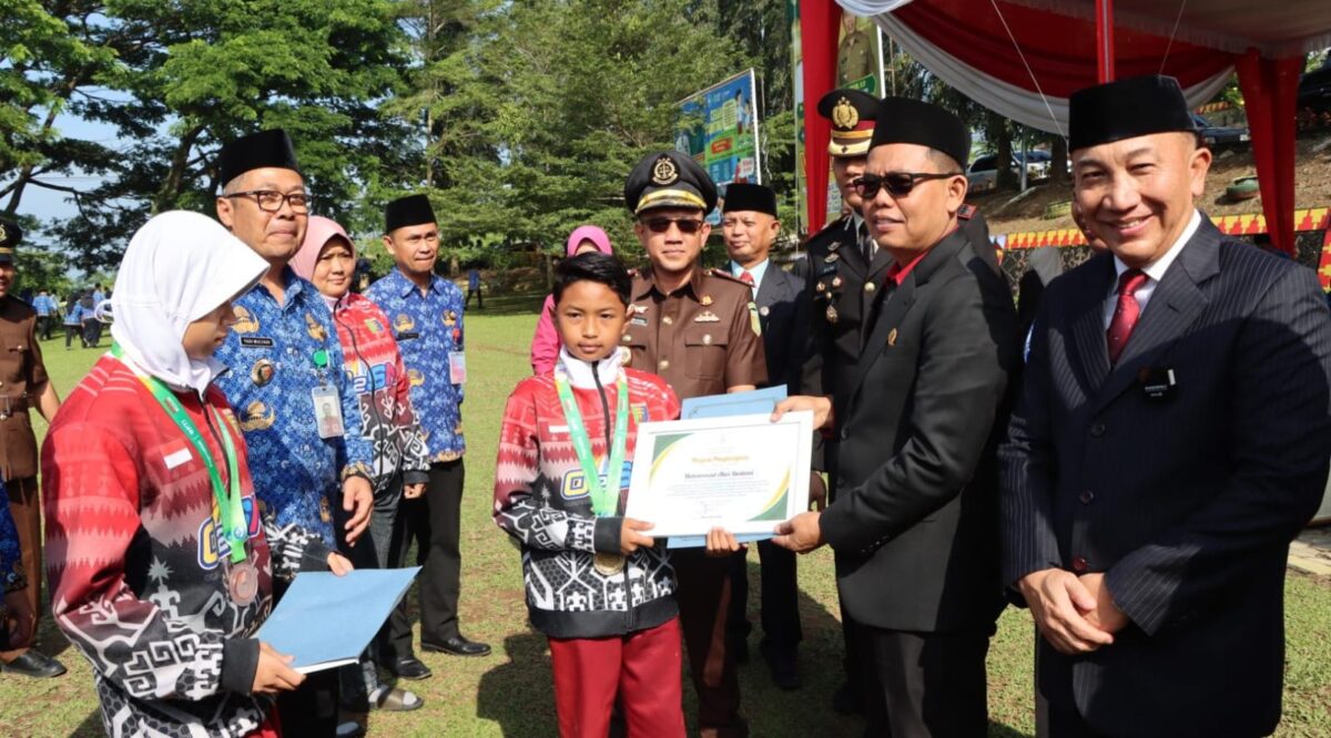 Penyerahan penghargaan kepada dua pelajar berprestasi Tanggamus di ajang O2SN tingkat Nasional di Lapangan Pemkab Tanggamus, Selasa 1 Oktober 2024.