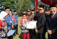 Penyerahan penghargaan kepada dua pelajar berprestasi Tanggamus di ajang O2SN tingkat Nasional di Lapangan Pemkab Tanggamus, Selasa 1 Oktober 2024.
