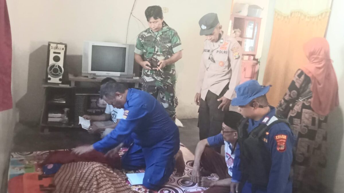 Kasat Polairud Polres Tanggamus saat memeriksa kondisi jenazah nelayan tenggelam di rumah dukanya, Selasa 1 Oktober 2024.