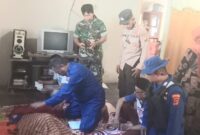 Kasat Polairud Polres Tanggamus saat memeriksa kondisi jenazah nelayan tenggelam di rumah dukanya, Selasa 1 Oktober 2024.
