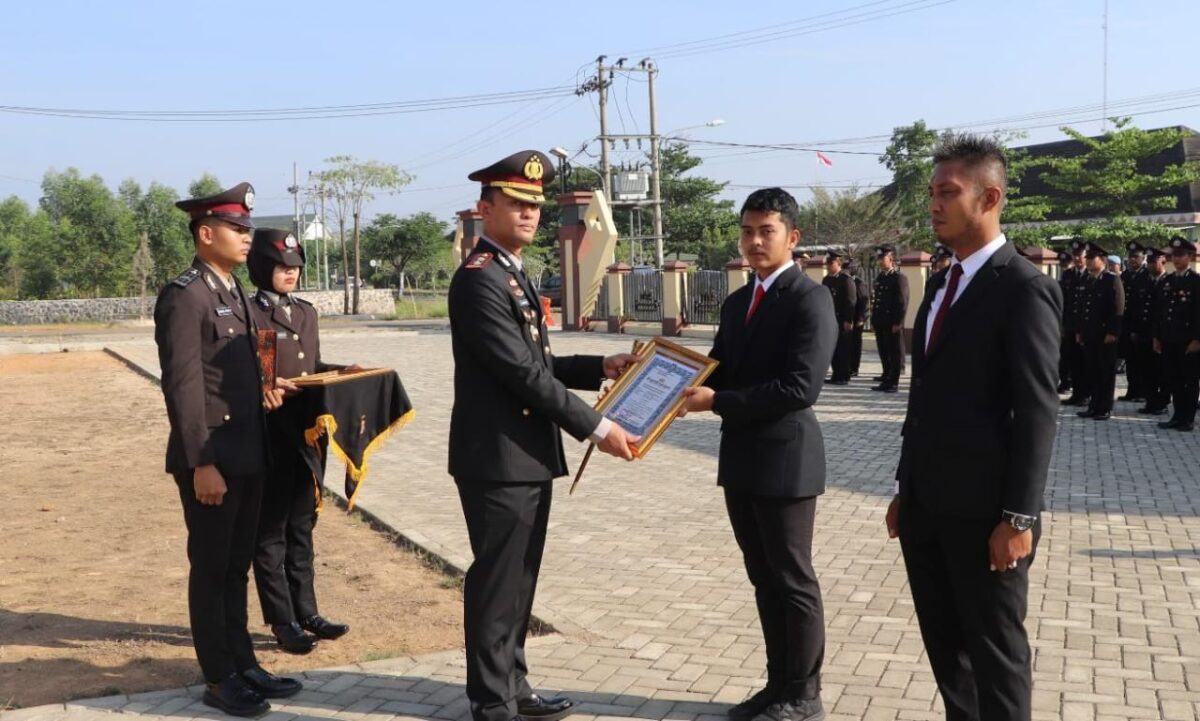 Penyerahan Penghargaan kepada Personil Berprestasi Polres Pringsewu, Selasa 1 Oktober 2024.