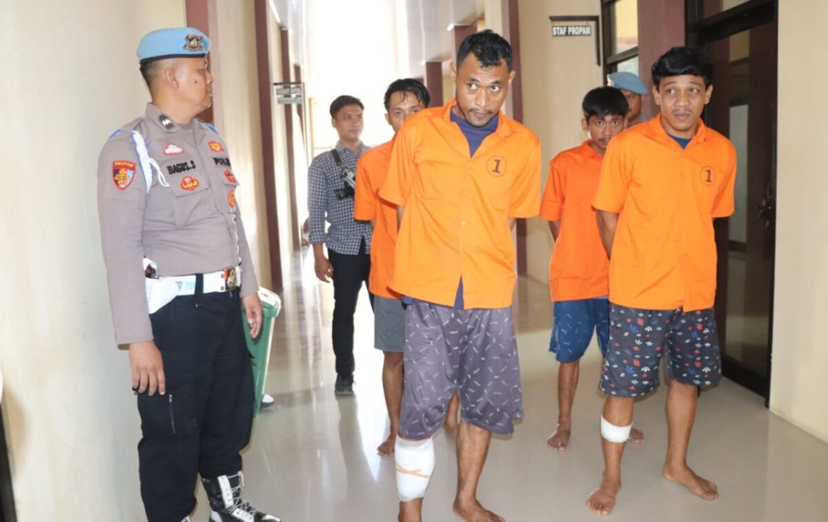 Keempat tersangka saat digelandang ke sel tahanan, Selasa, 1 Oktober 2024.