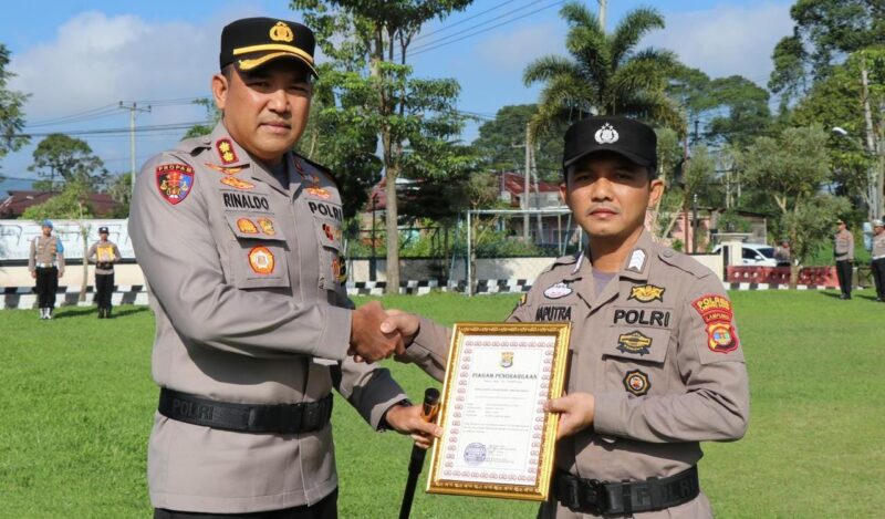 Penghargaan kepada Bripka Riko atas keberhasilanya menangkap pelaku Curanmor saat lepas dinas di Lampung Tengah, Selasa 1 Oktober 2024.