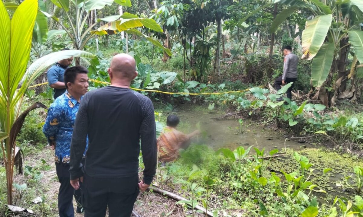 Mayat petani di Pematang Sawa saat diidentifikasi pihak kepolisian, Selasa 1 Oktober 2024, sore.