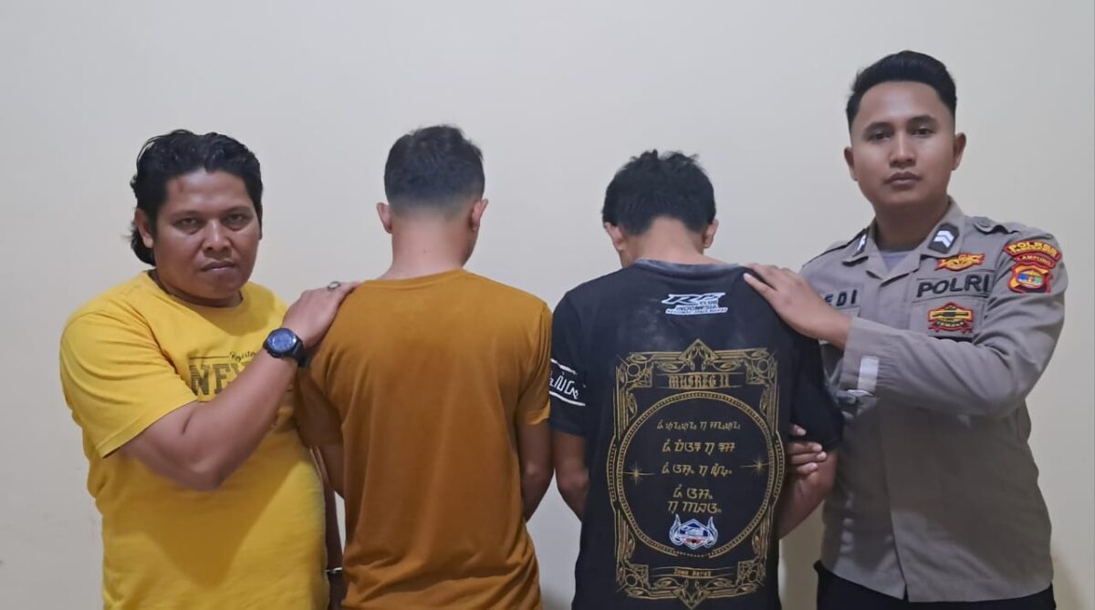 Kedua terduga pelaku saat diamankan di Polsek Talang Padang, Selasa 1 Oktober 2024.