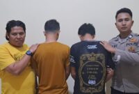 Kedua terduga pelaku saat diamankan di Polsek Talang Padang, Selasa 1 Oktober 2024.