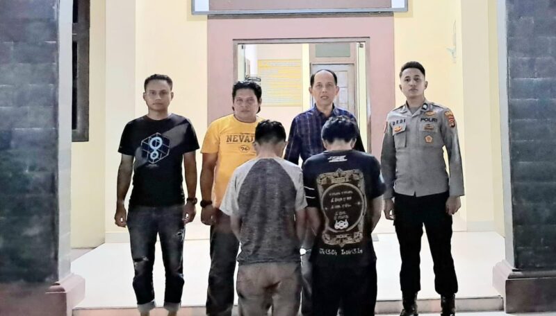 Kedua tersangka saat diamankan di Polsek Talang Padang, Rabu 2 Oktober 2024 