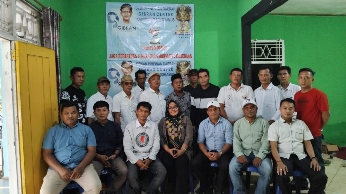 Foto bersama usai pengukuhan 20 DPC Gibran Center se Tanggamus, Rabu 2 Oktober 2024 | Herdi/Media Prioritastv.com.