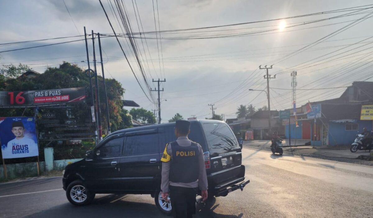 Pengamanan jam rawan pagi oleh personel Polsek Talang Padang, Tanggamus, Kamis 3 Oktober 2024.