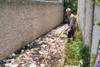 Warga saat membersihkan sampah di Pekon Talang Padang, Tanggamus, Kamis 3 Oktober 2024.