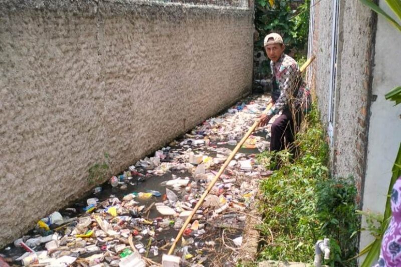 Warga saat membersihkan sampah di Pekon Talang Padang, Tanggamus, Kamis 3 Oktober 2024.