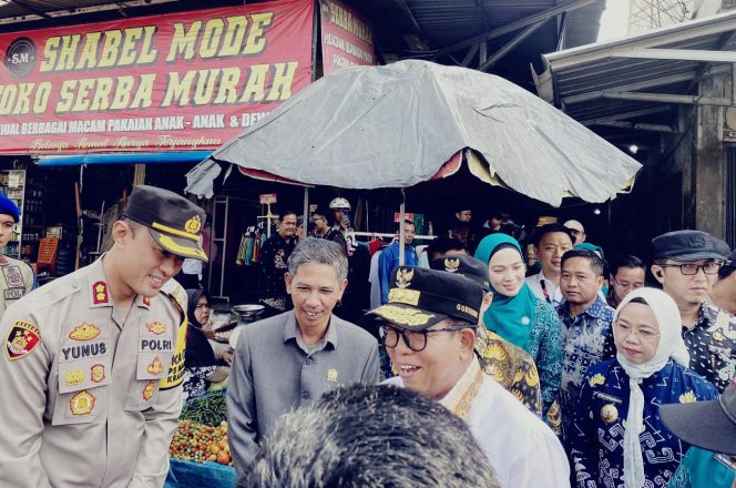 
 Pj Gubernur Lampung Samudin saat meninjau Pasar Gading Rejo, Pringsewu, Kamis 3 Oktober 2024.