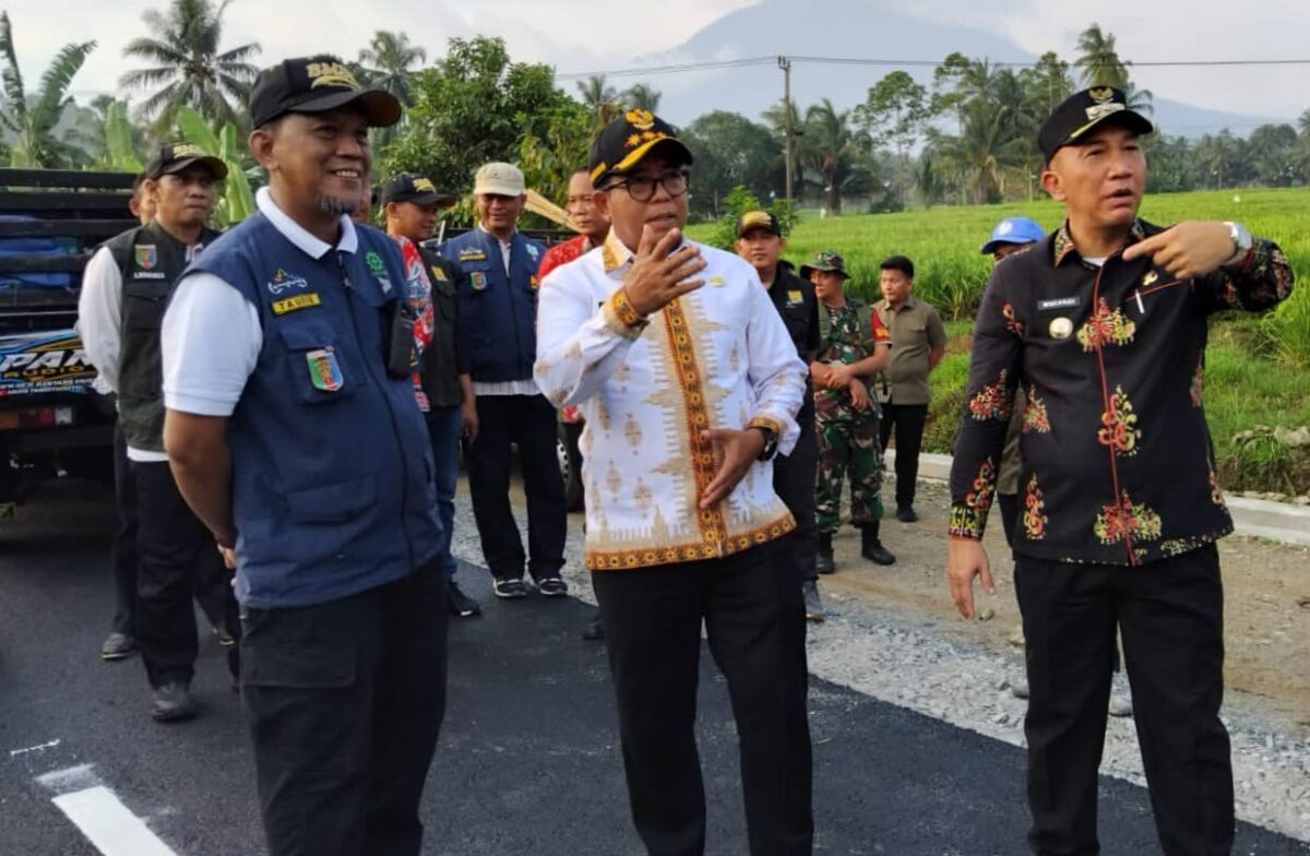 Pj Gubernur Lampung Samsudin didampingi Pj Bupati Tanggamus Mulyadi Irsan saat meninjau pembangunan jalan di Pekon Kagungan Kota Agung Timur, Tanggamus, Kamis 3 Oktober 2024, sore | Herdi/Media Prioritastv.com.