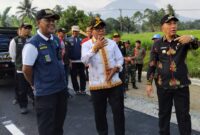 Pj Gubernur Lampung Samsudin didampingi Pj Bupati Tanggamus Mulyadi Irsan saat meninjau pembangunan jalan di Pekon Kagungan Kota Agung Timur, Tanggamus, Kamis 3 Oktober 2024, sore | Herdi/Media Prioritastv.com.