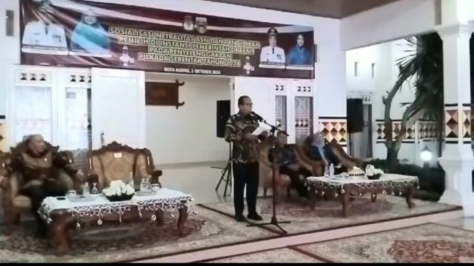 
 Pj Gubernur Lampung Samsudin saat memberikan briefing kepada ASN di rumah dinas Bupati Tanggamus, Kamis 3 Oktober 2024, malam | Herdi/Media Prioritastv.com.