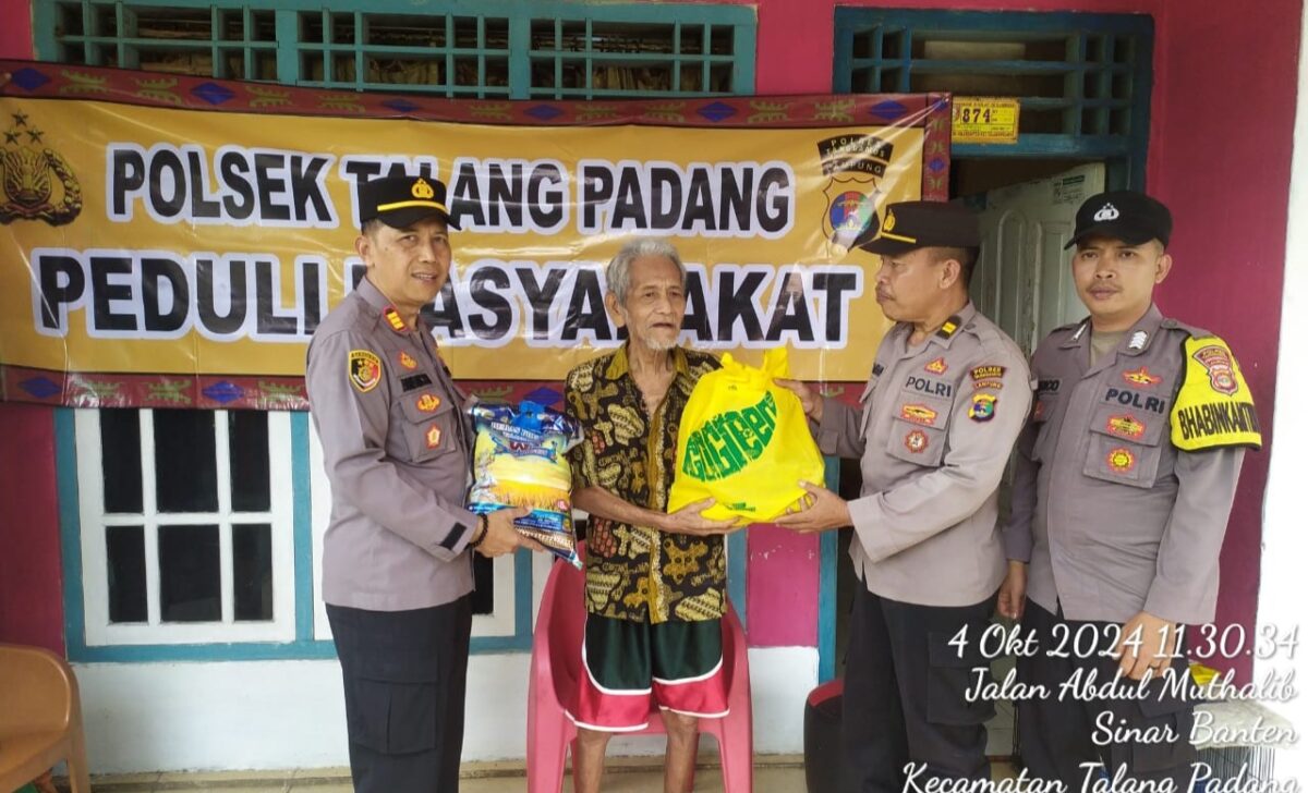 Kapolsek Talang Padang AKP Bambang Sugiono, S.H., saat Memberikan Bantuan Berupa Sembako kepada Lansia di Pekon Sinar Banten. Foto : Asrul Ariski/Media Prioritastv.com.