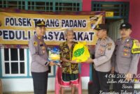 Kapolsek Talang Padang AKP Bambang Sugiono, S.H., saat Memberikan Bantuan Berupa Sembako kepada Lansia di Pekon Sinar Banten. Foto : Asrul Ariski/Media Prioritastv.com.