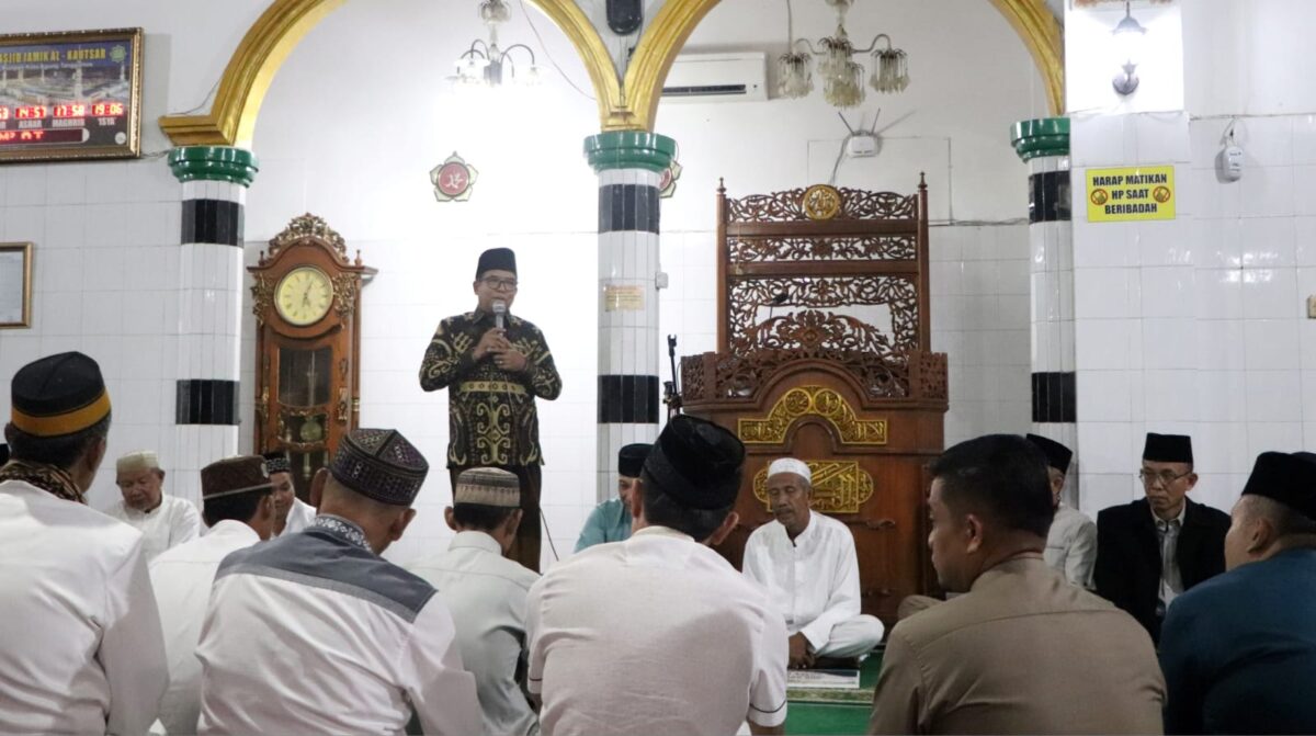 Pj Gubernur Lampung Samsudin saat memberikan sambutan usai sholat subuh berjamaah di Masid Al Kausar, Kota Agung, Tanggamus, Jumat 4 Oktober 2024.