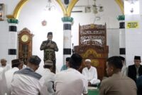 Pj Gubernur Lampung Samsudin saat memberikan sambutan usai sholat subuh berjamaah di Masid Al Kausar, Kota Agung, Tanggamus, Jumat 4 Oktober 2024.