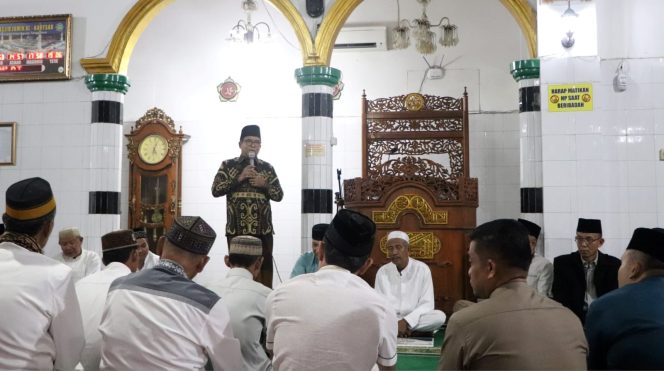 
 Pj Gubernur Lampung Samsudin saat memberikan sambutan usai sholat subuh berjamaah di Masid Al Kausar, Kota Agung, Tanggamus, Jumat 4 Oktober 2024.