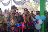 Pj Gubernur Lampung Samsudin saat memotong pita tanda operasional Poskesdes Tanher Jaya di Pekon Tanjung Heran, Pugung, Tanggamus, Jumat 4 Oktober 2024 | Asrul Ariski/Media Prioritastv.com.