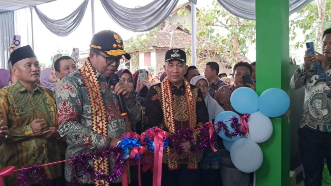 
 Pj Gubernur Lampung Samsudin saat memotong pita tanda operasional Poskesdes Tanher Jaya di Pekon Tanjung Heran, Pugung, Tanggamus, Jumat 4 Oktober 2024 | Asrul Ariski/Media Prioritastv.com.