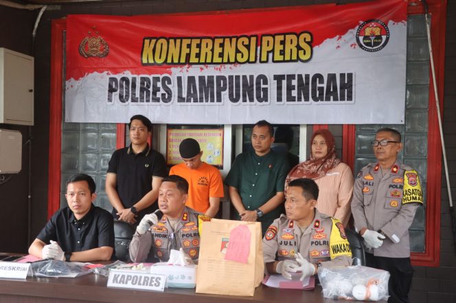 
 Konferensi pers pengungkapan kasus penembakan istri oleh Kapolres Lampung Tengah AKBP Andik Purnomo Sigit, Jumat 4 Oktober 2024.