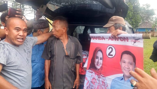 
 Mobil dinas Camat Negeri Katon Pesawaran saat dibuka warga dan Bawaslu Pesawaran, Jumat 4 Oktober 2024.