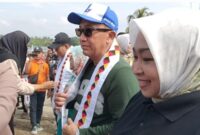 Pj Bupati Tanggamus Mulyadi Irsan saat disambut dengan pemasangan selendang di area TPI higienis pelabuhan perikanan Kota Agung, Jumat 4 Oktober 2024 | Herdi/Media Prioritastv.com.