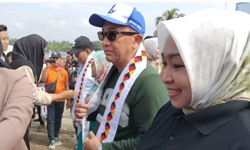 Pj Bupati Tanggamus Mulyadi Irsan saat disambut dengan pemasangan selendang di area TPI higienis pelabuhan perikanan Kota Agung, Jumat 4 Oktober 2024 | Herdi/Media Prioritastv.com.