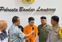 AP suami selebgram Lampung yang ditetapkan tersangka KDRT saat memberikan keterangan dalam konferensi pers di Mapolresta Bandar Lampung, Jumat 4 Oktober 2024.