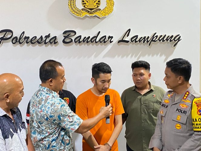 
 AP suami selebgram Lampung yang ditetapkan tersangka KDRT saat memberikan keterangan dalam konferensi pers di Mapolresta Bandar Lampung, Jumat 4 Oktober 2024.