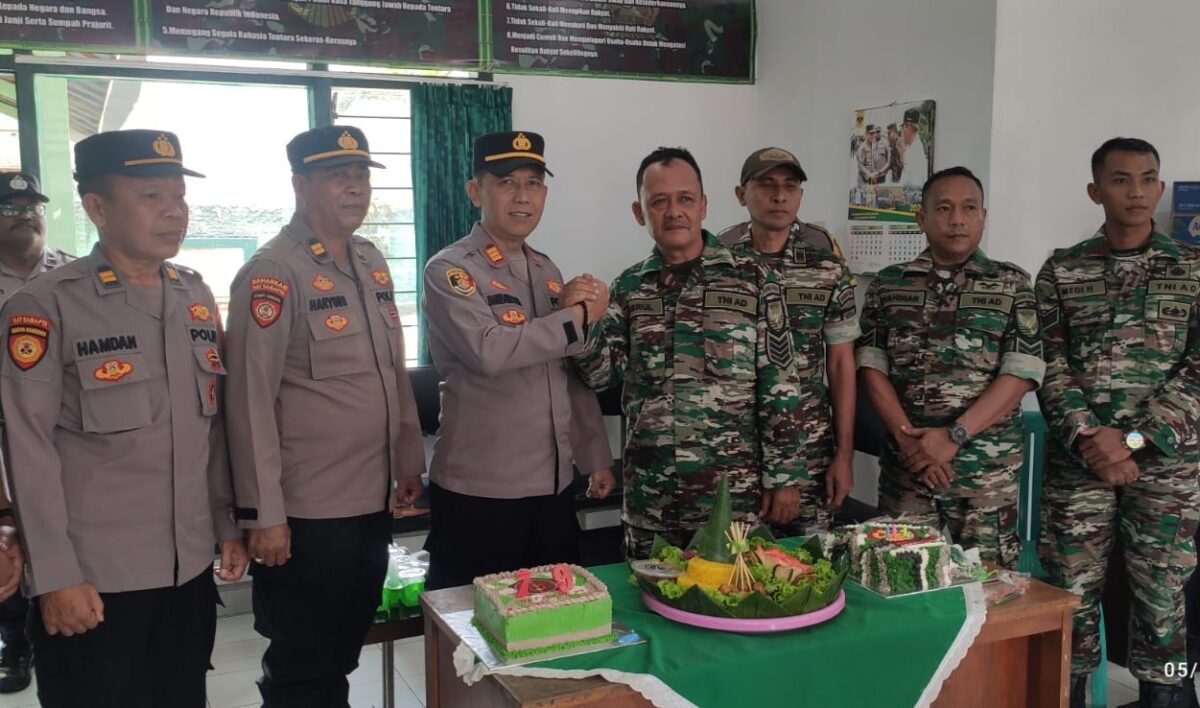 Kapolsek Talang Padang AKP Bambang Sugiono, S.H., saat Memberikan Tumpeng dalam Rangka HUT TNI KE-79 di Koramil 424-04 Talang Padang. Foto: Asrul Ariski/Media Prioritastv.com. 