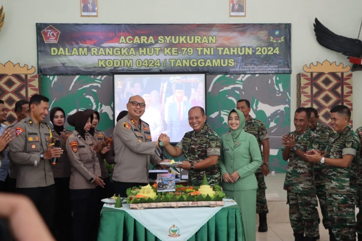 Salam komando tandai ucapan HUT ke 79 TNI oleh Kapolres Tanggamus kepada Dandim 0424 Tanggamus, Sabtu 5 Oktober 2024.