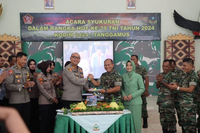 
 Salam komando tandai ucapan HUT ke 79 TNI oleh Kapolres Tanggamus kepada Dandim 0424 Tanggamus, Sabtu 5 Oktober 2024.