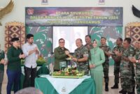 Kajari Pringsewu Raden Bagus Wisnu Wicaksono saat menyerahkan potongan tumpeng kepada Dandim 0424 Tanggamus Letkol Inf. Vicky Heru Harsanto di Makodim setempat, Sabtu 5 Oktober 2024 | Herdi/Media Prioritastv.com.