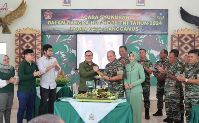 
 Kajari Pringsewu Raden Bagus Wisnu Wicaksono saat menyerahkan potongan tumpeng kepada Dandim 0424 Tanggamus Letkol Inf. Vicky Heru Harsanto di Makodim setempat, Sabtu 5 Oktober 2024 | Herdi/Media Prioritastv.com.