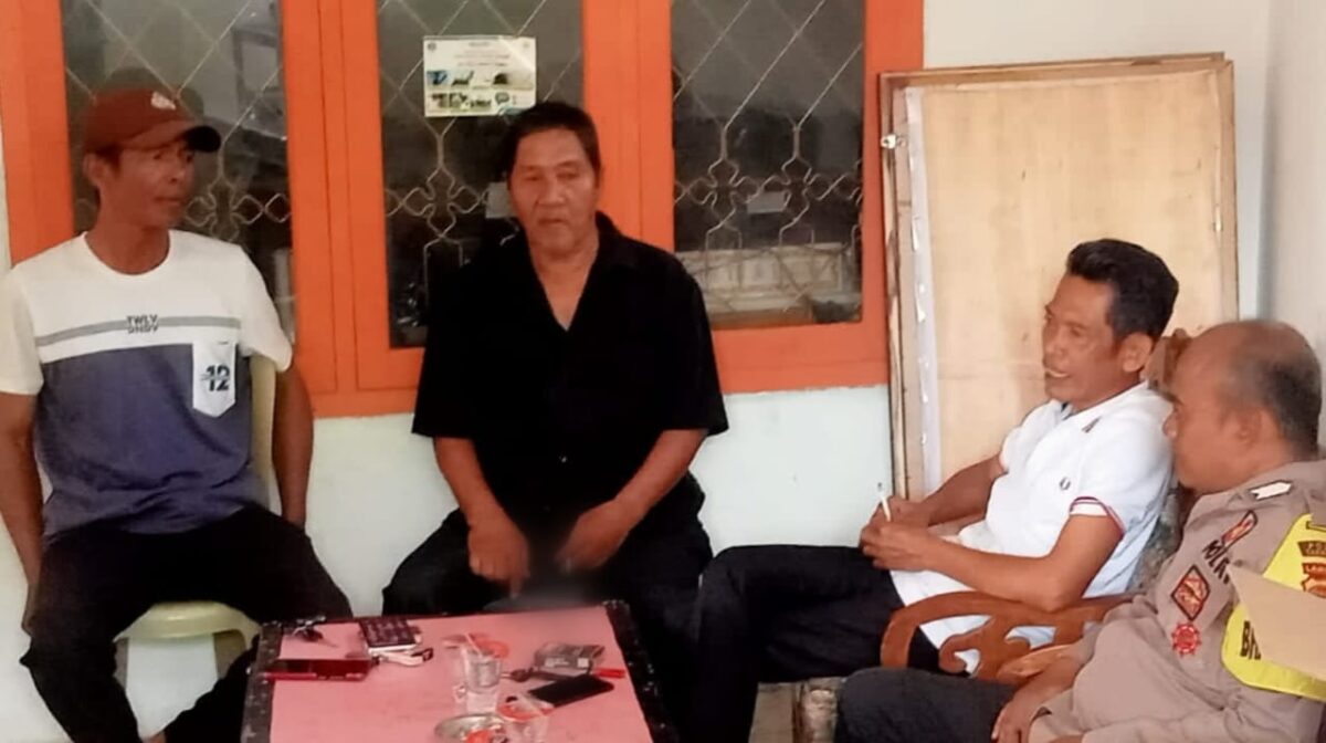 Bhabinkamtibmas Polres Tanggamus saat sosialiasi di Pekon Sindang Marga, Pulau Panggung, Minggu 6 Oktober 2024.