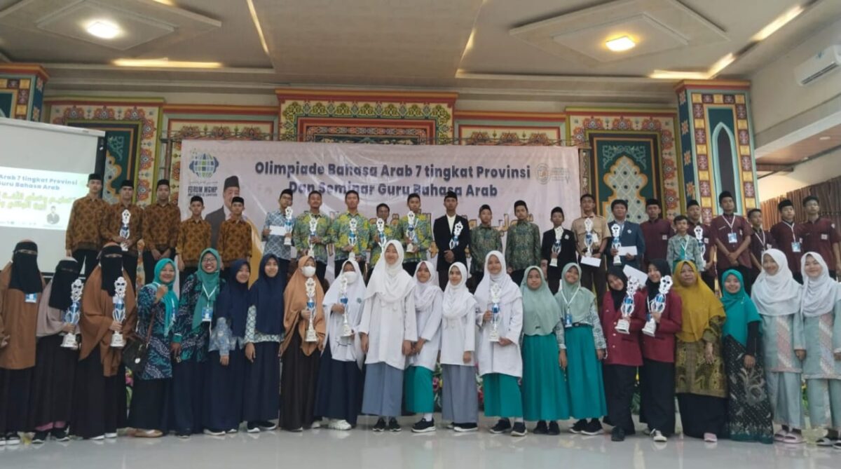 Foto bersama peraih juara Olimpiade Bahasa Arab Tingkat Provinsi Lampung, Sabtu 5 Oktober 2024 | Dok. MTs Negeri 1 Tanggamus.