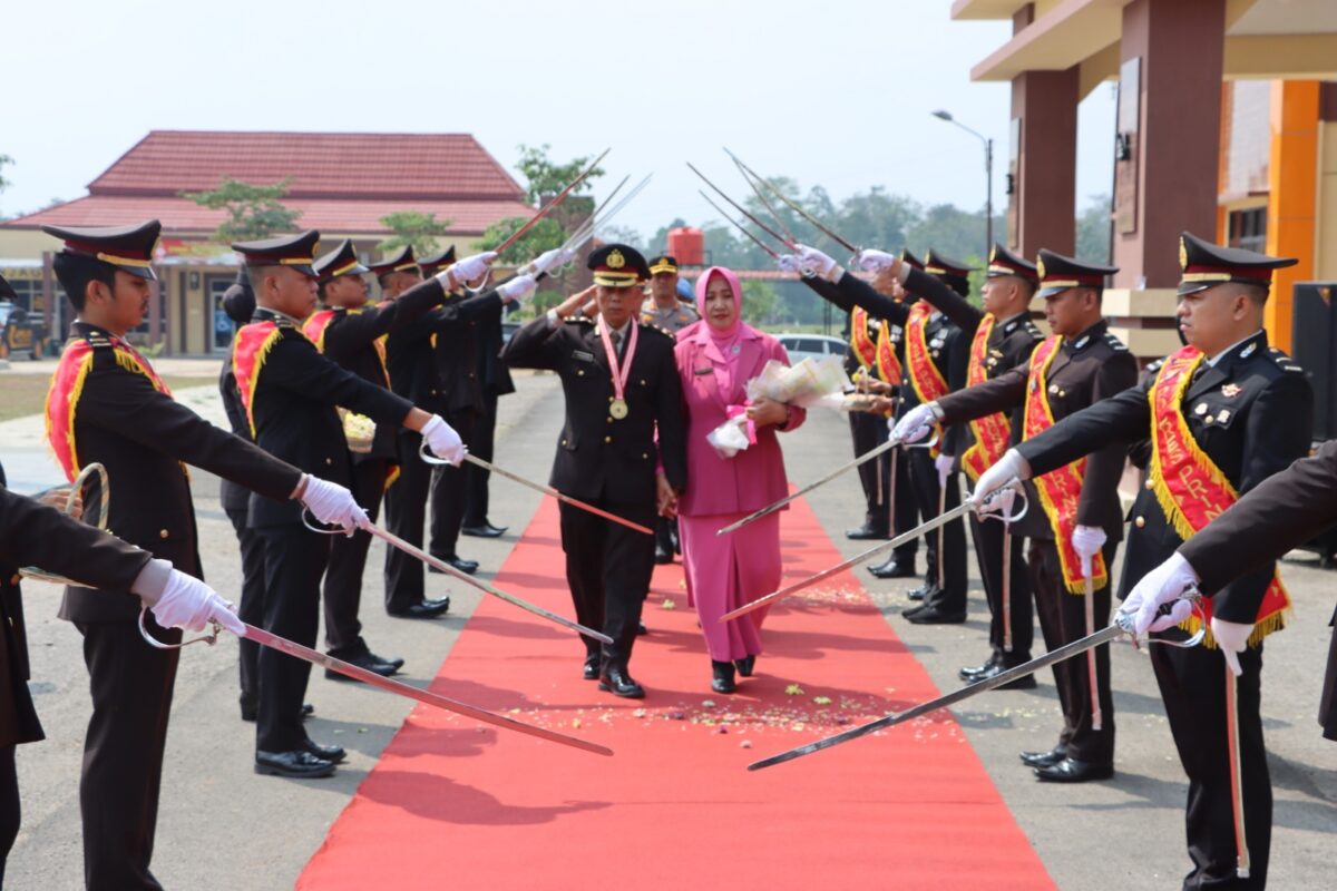 Tradisi pedang pora, lepas 6 perwira Polres Pringsewu masuki Purnatugas, Senin 7 Oktober 2024.