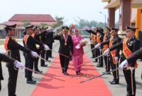 Tradisi pedang pora, lepas 6 perwira Polres Pringsewu masuki Purnatugas, Senin 7 Oktober 2024.