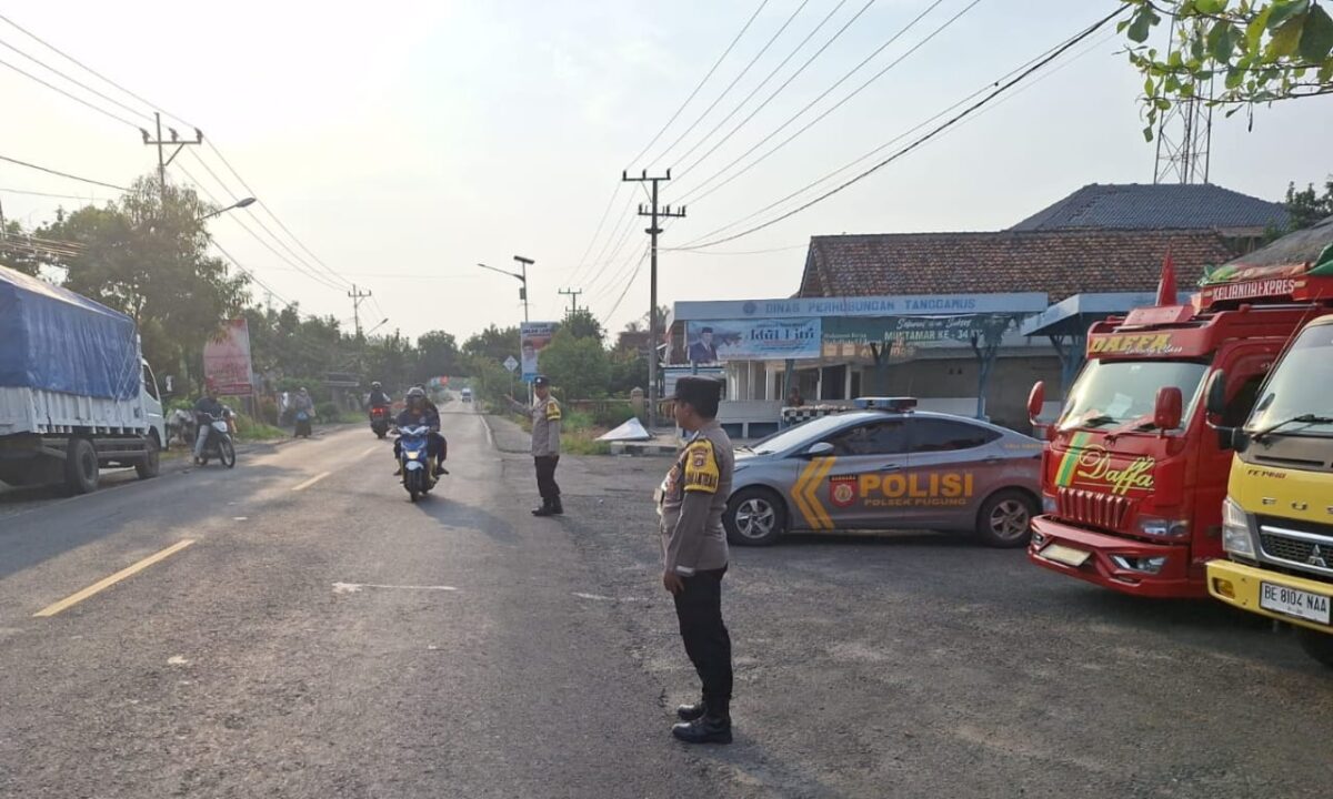 Pengamanan jam rawan pagi di Simpang Rantau Tijang, Pugung, Tanggamus, Selasa 8 Oktober 2024.