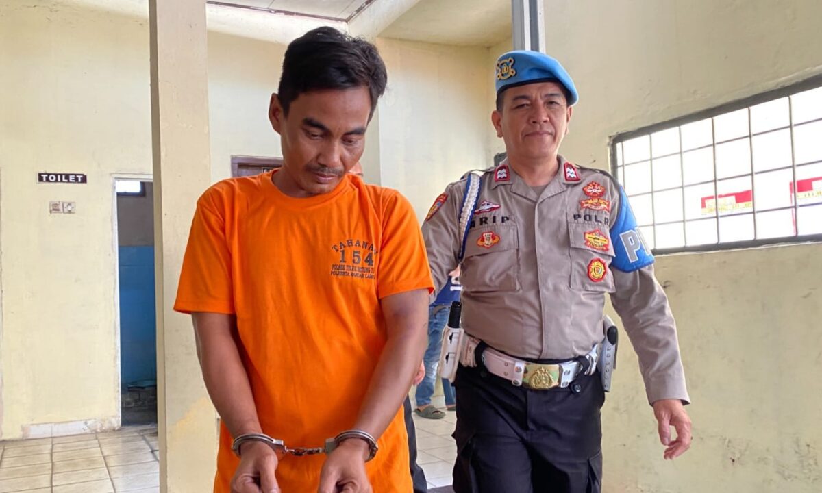 Tersangka saat digelandang ke Sel Tahanan Polsek Teluk Betung Timur, Selasa 8 Oktober 2024.