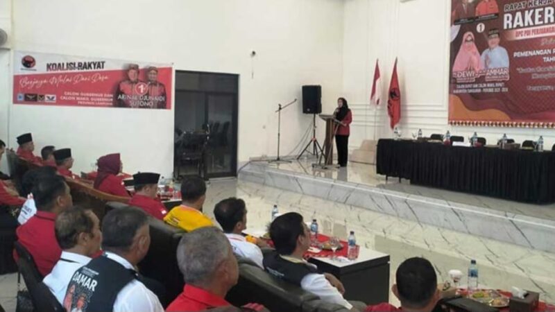 Calon Bupati Tanggamus, Dewi Handajani saat sampaikan sambuatan dalam Rapat Kerja Cabang Khusus (Rakercabsus) PDI Perjuangan Tanggamus, yang digelar di Hotel Royal Gisting, Senin (7/10/2024).