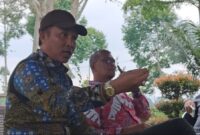 Caption: Cabup Lampung Barat Parosil Mabsus ketika berdiskusi dengan para petugas di UPT Pemrosesan Sampah TPA Bahway, Kecamatan Balik Bukit, Lampung Barat pada Selasa (8/10/2024).